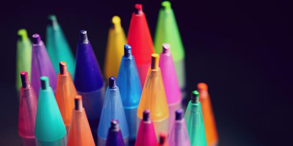 Penne colorate_imagine tratta da Unsplash