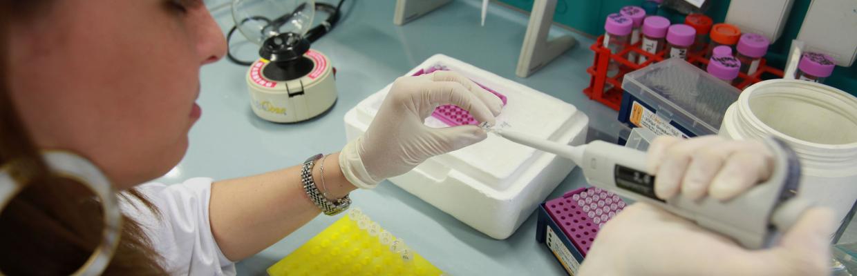 Ragazza in laboratorio